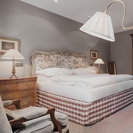 Schlosshotel Berlin Zewnętrze zdjęcie A bed with a bed skirt