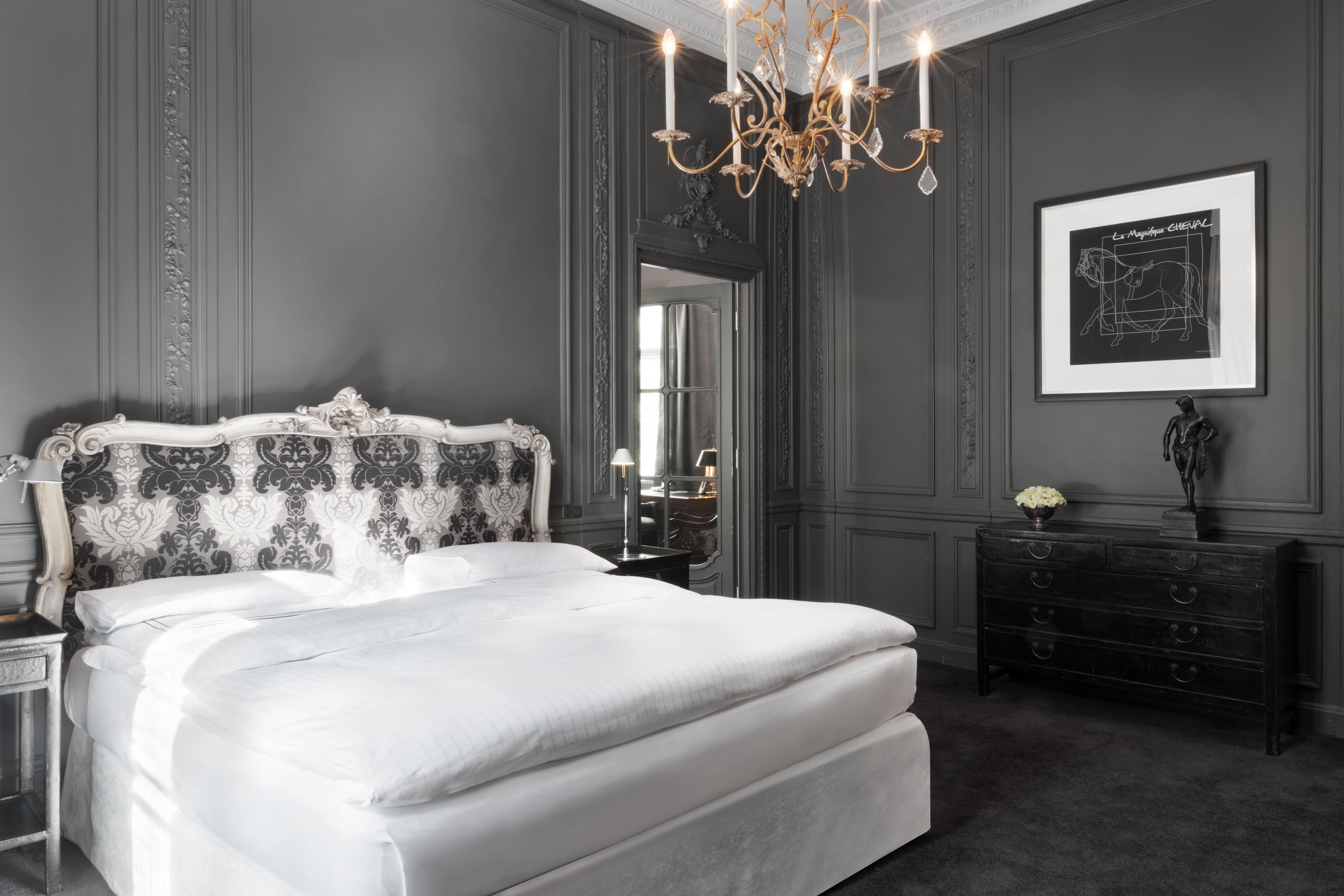 Schlosshotel Berlin Zewnętrze zdjęcie A bedroom at the Hotel de Ville