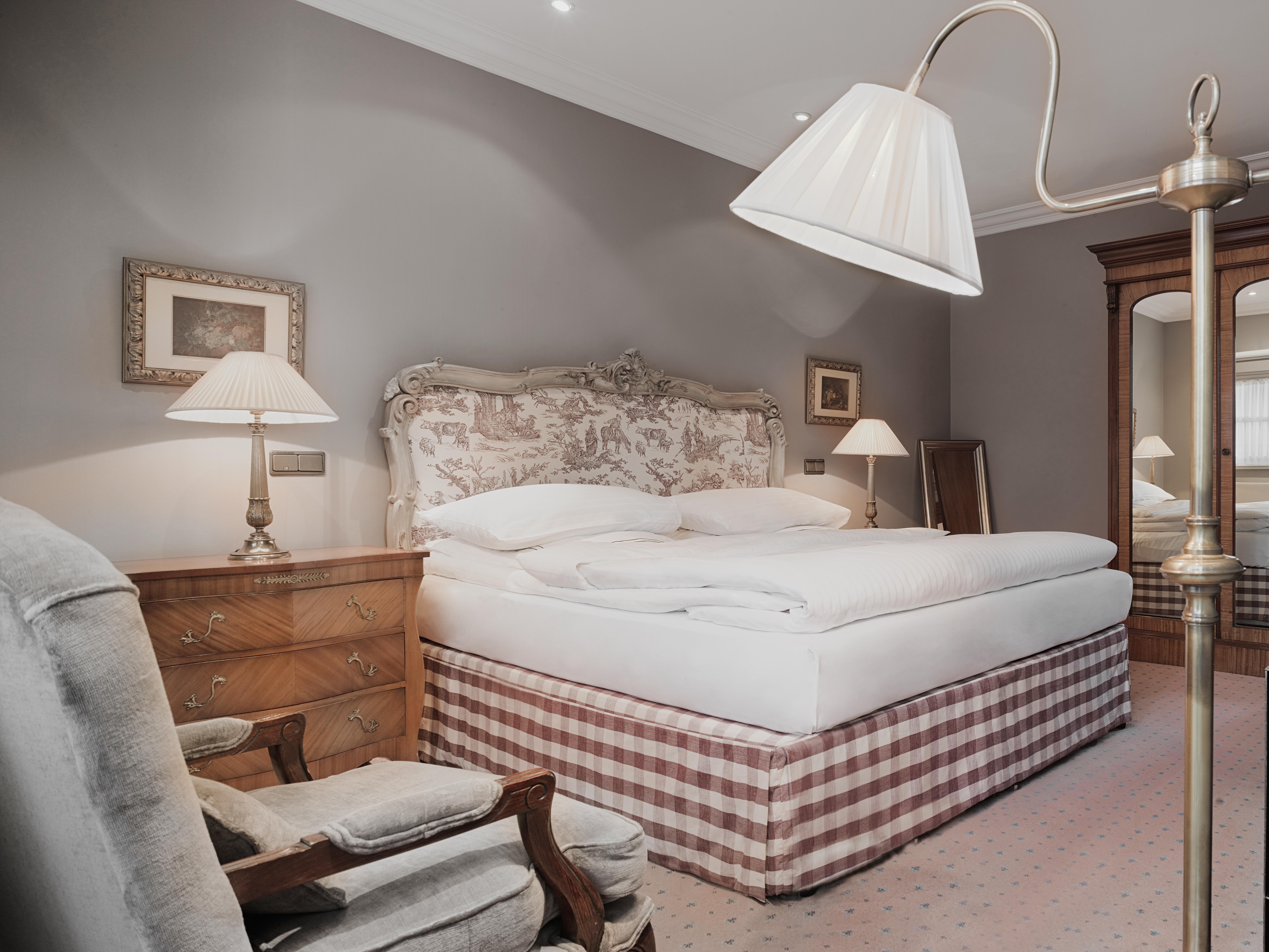 Schlosshotel Berlin Zewnętrze zdjęcie A bed with a bed skirt