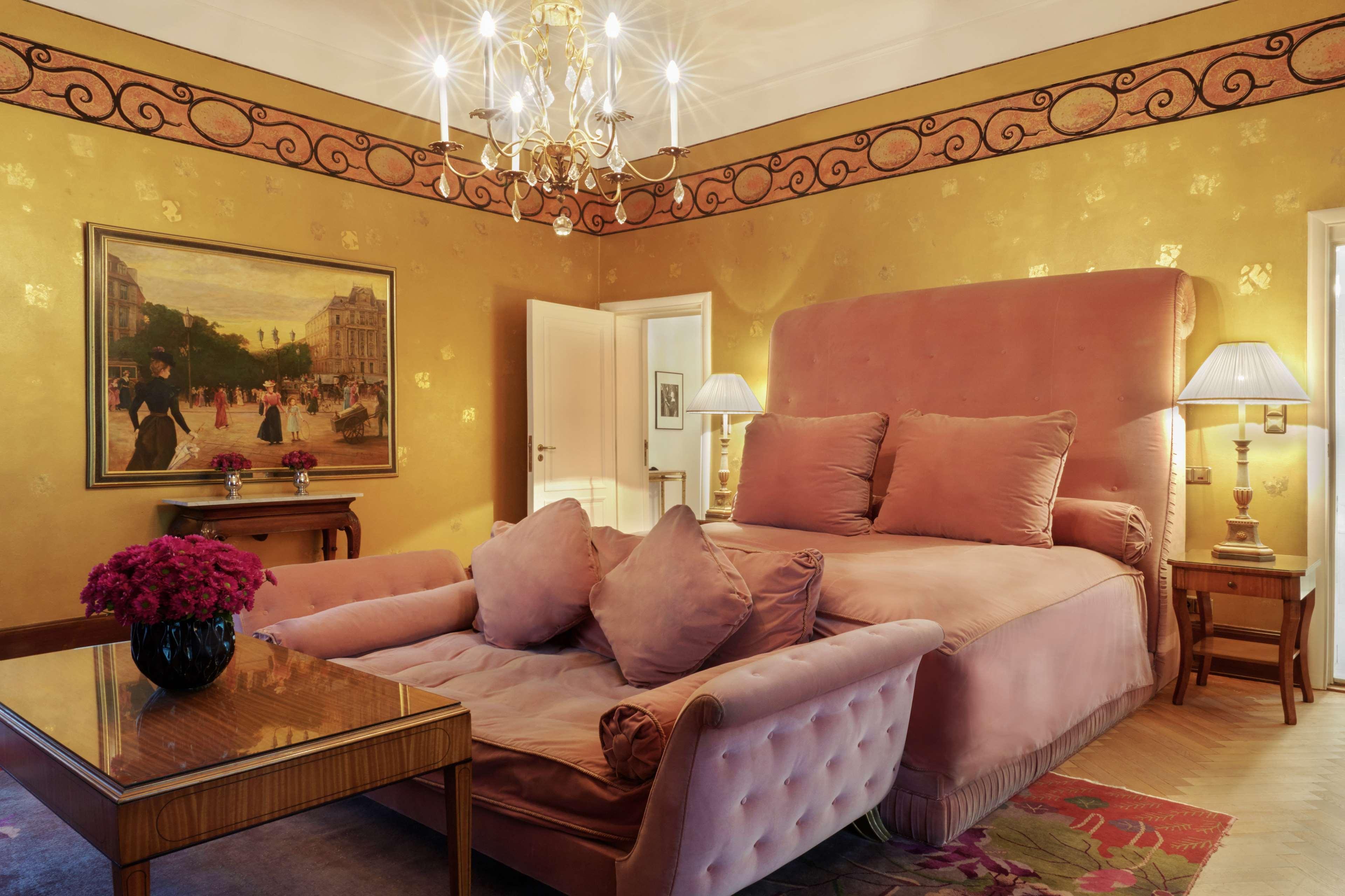 Schlosshotel Berlin Zewnętrze zdjęcie A bedroom at the hotel