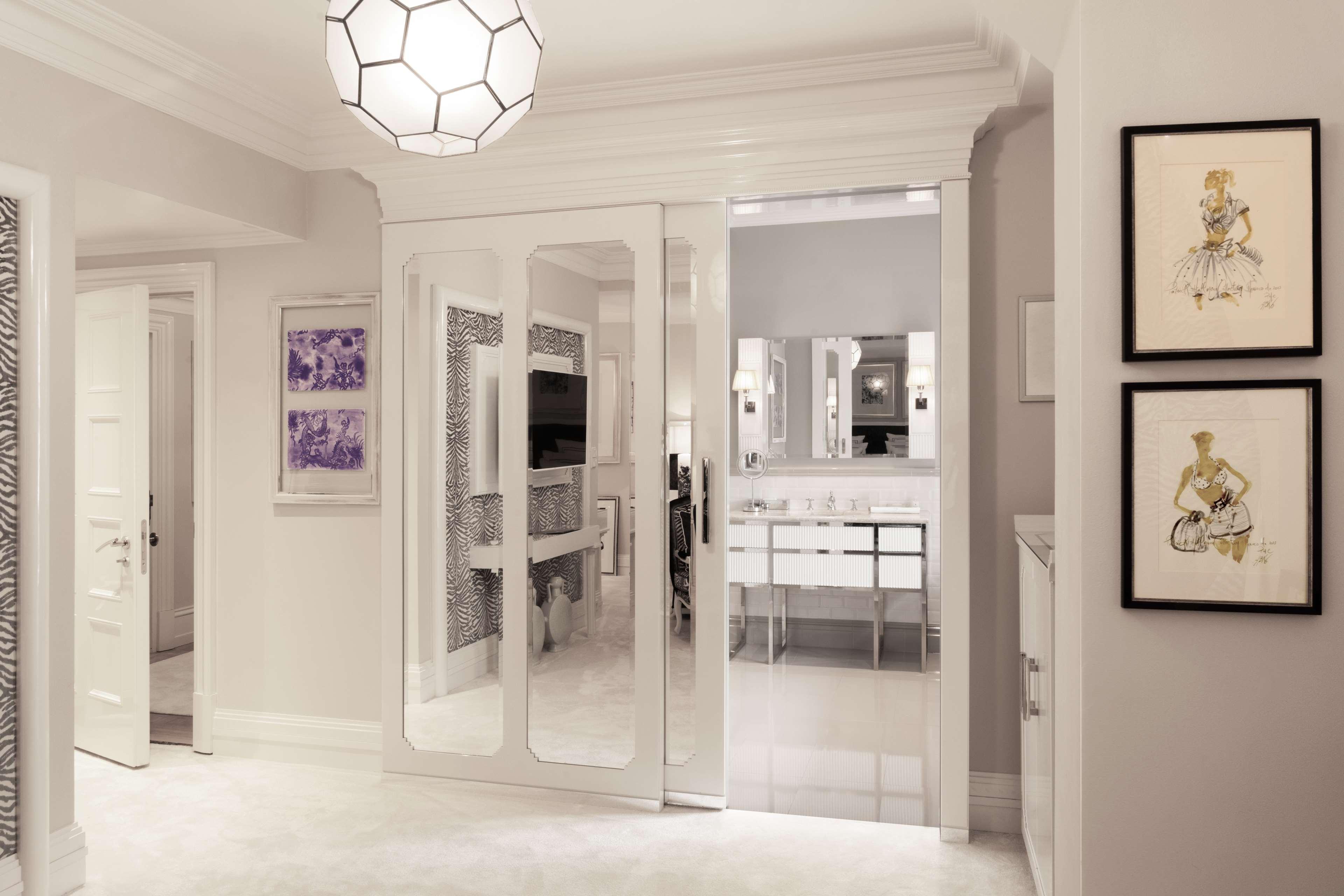 Schlosshotel Berlin Zewnętrze zdjęcie A mirrored interior door