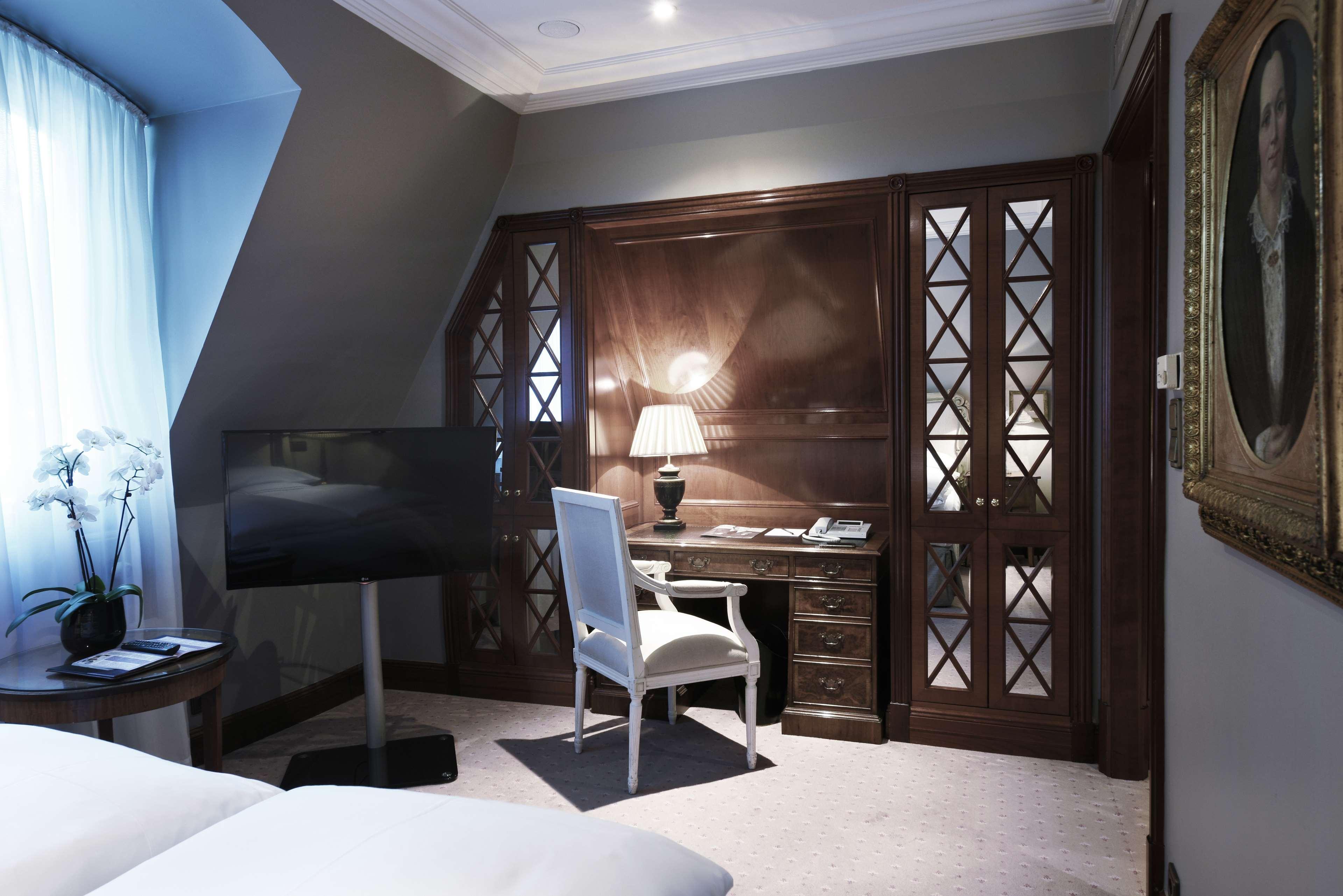Schlosshotel Berlin Zewnętrze zdjęcie A room at the hotel