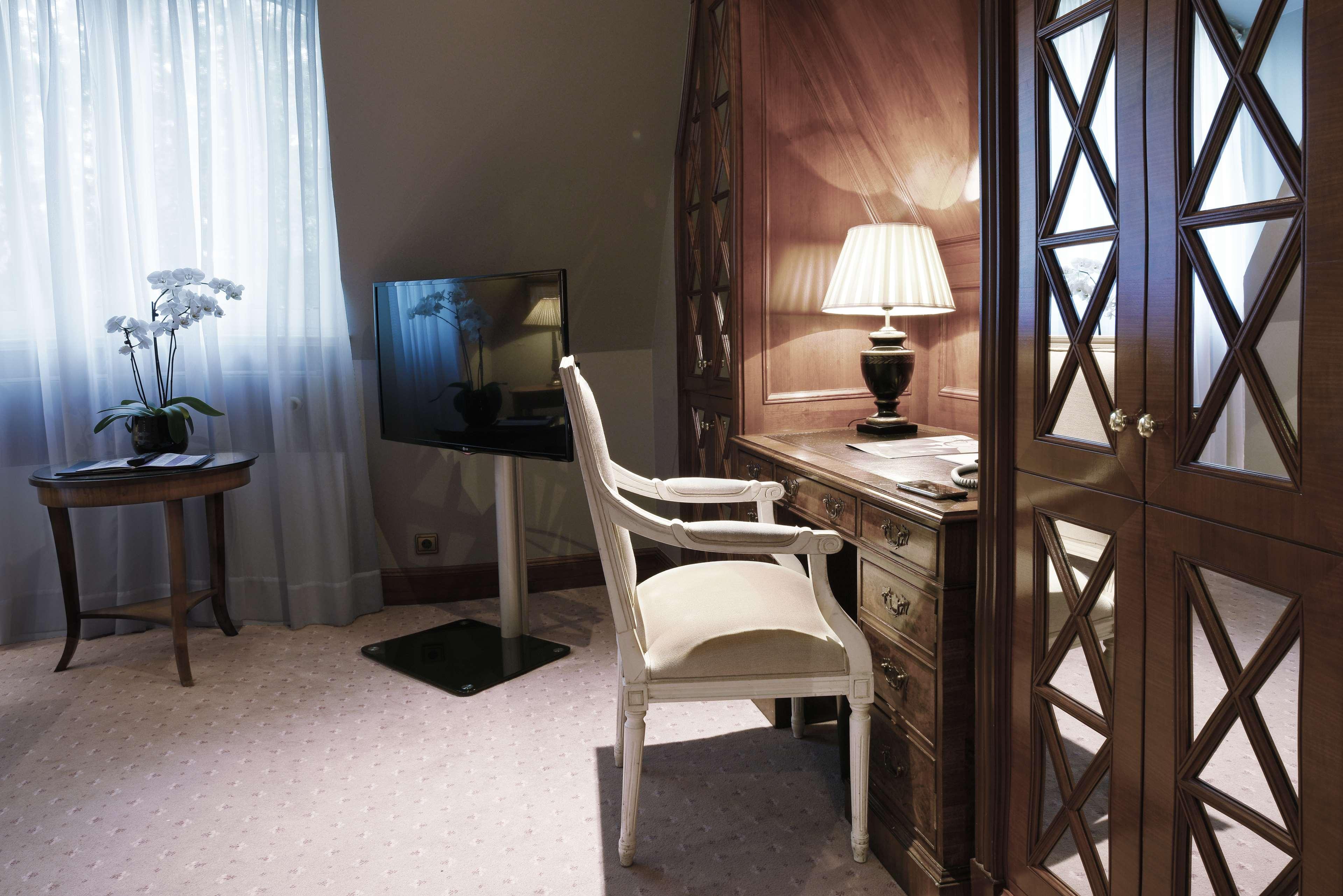 Schlosshotel Berlin Zewnętrze zdjęcie A room at the hotel