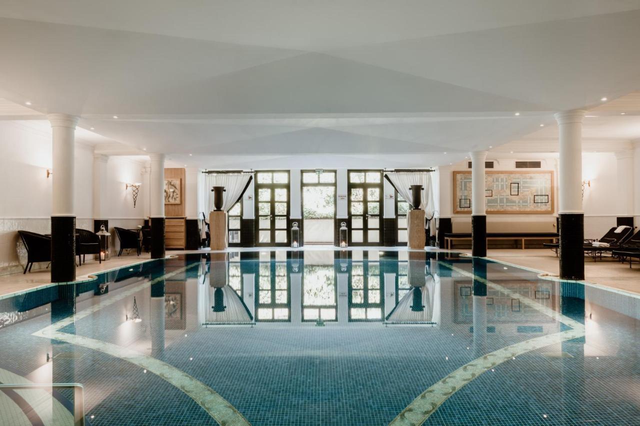 Schlosshotel Berlin Zewnętrze zdjęcie The swimming pool at the hotel