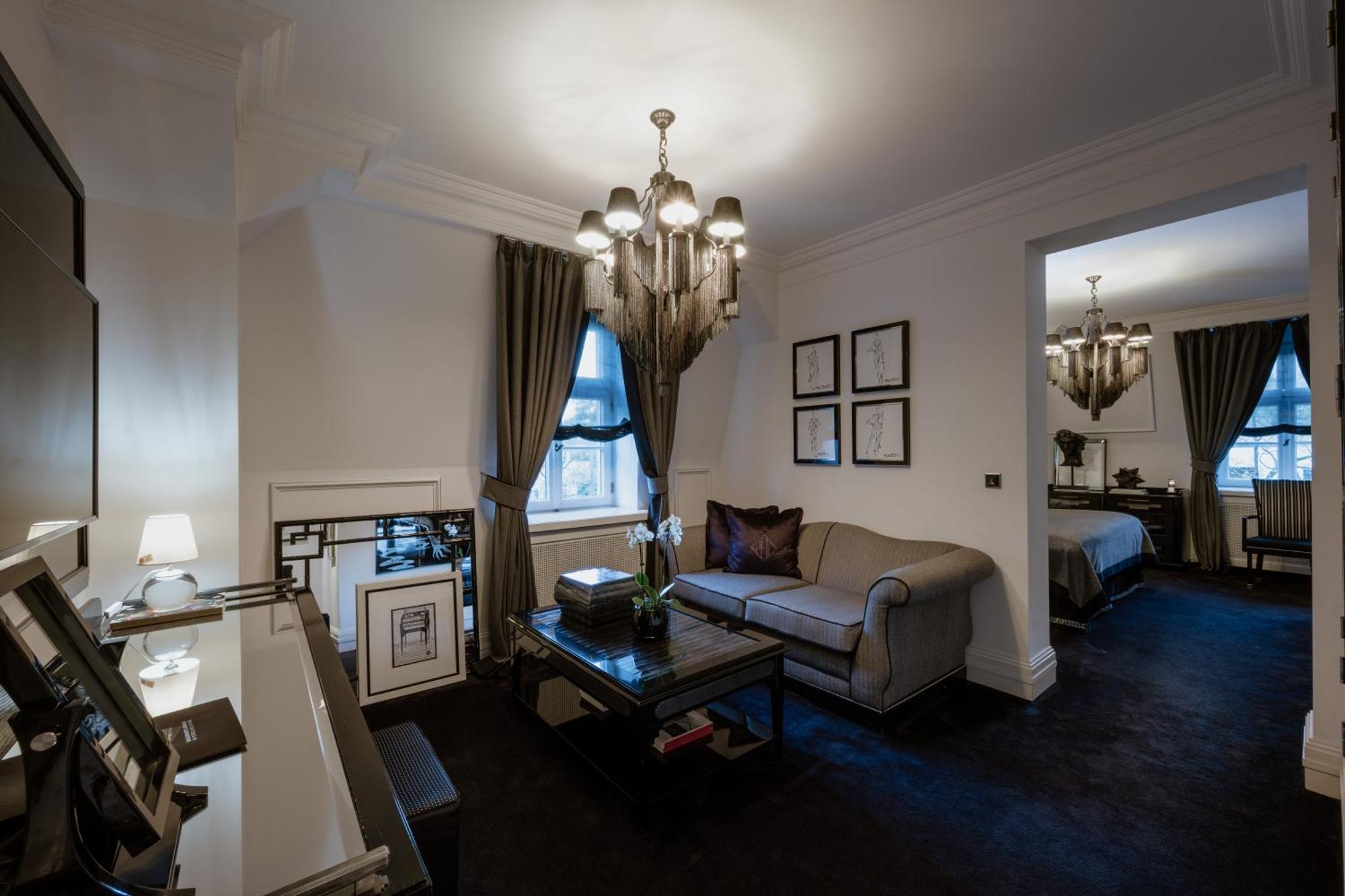 Schlosshotel Berlin Zewnętrze zdjęcie A suite at the hotel