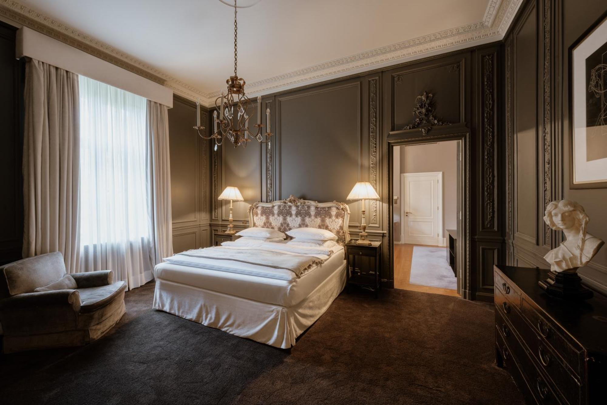 Schlosshotel Berlin Zewnętrze zdjęcie A suite at the Hotel de Crillon