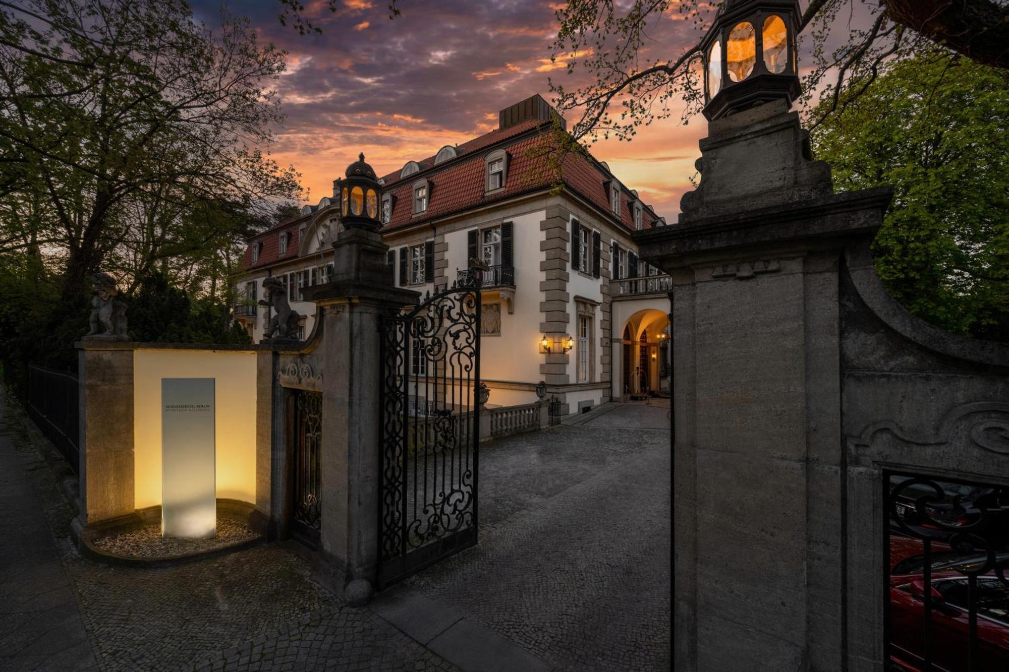 Schlosshotel Berlin Zewnętrze zdjęcie The gate of the villa
