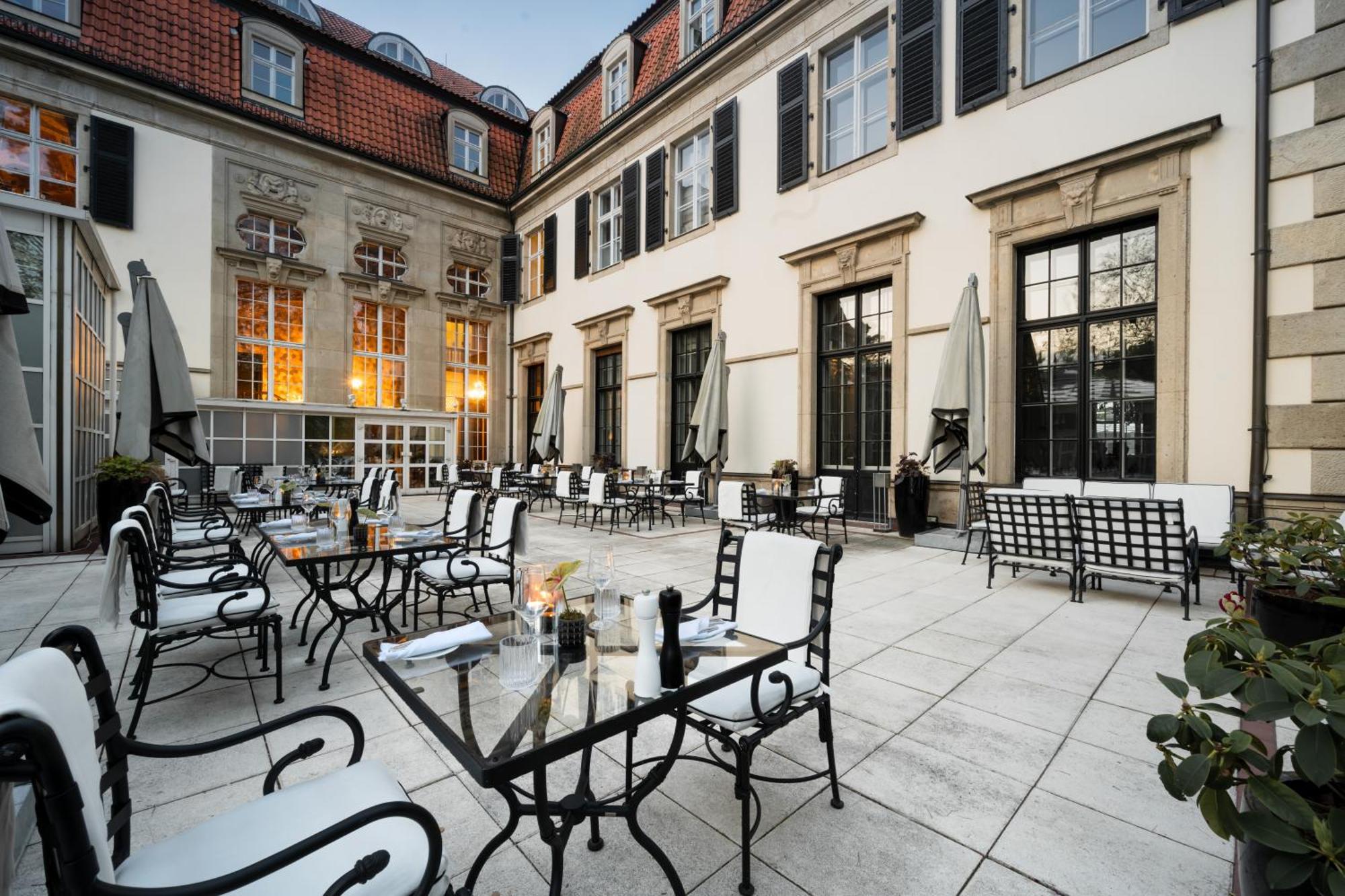 Schlosshotel Berlin Zewnętrze zdjęcie The courtyard of the hotel