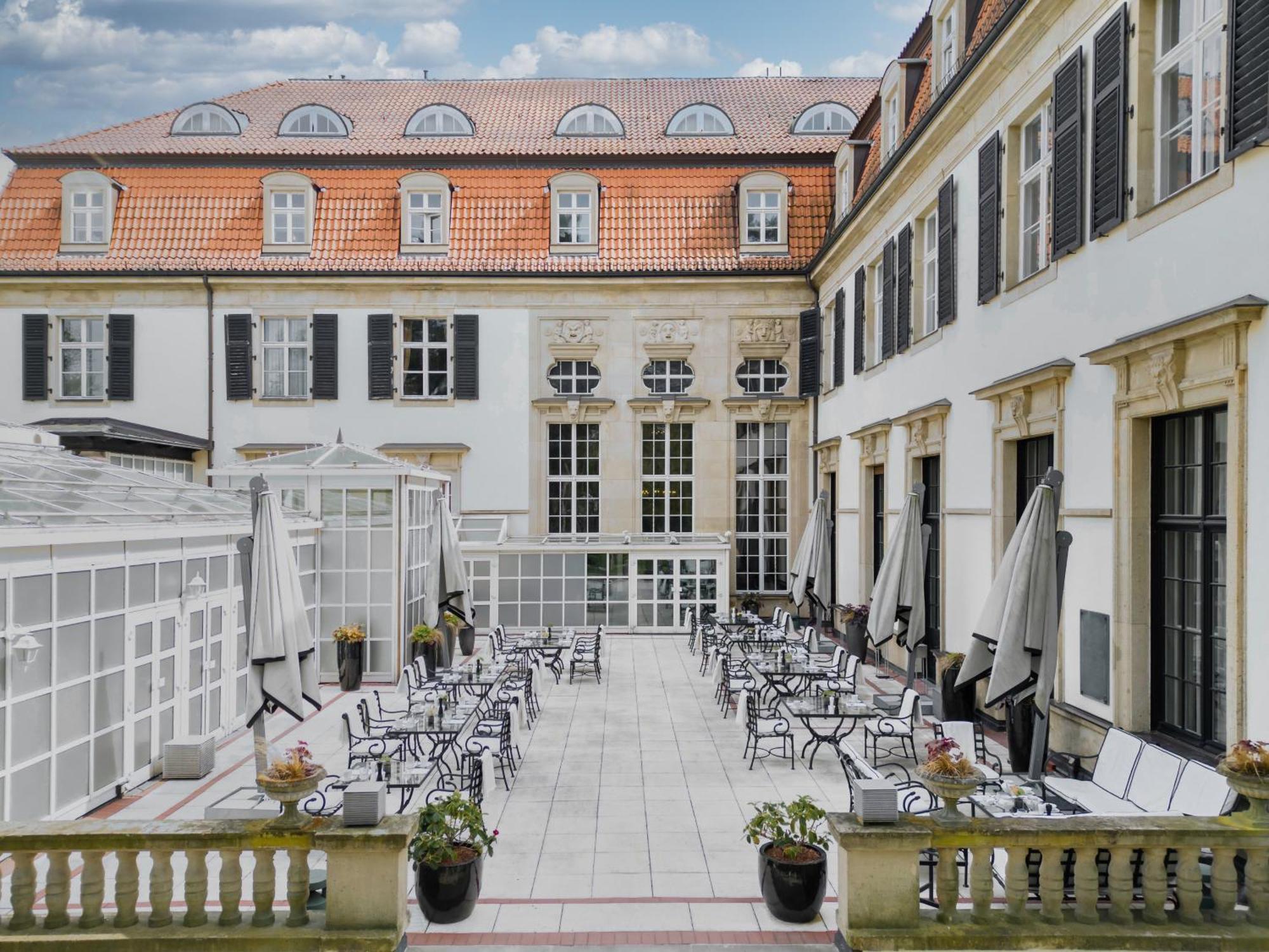 Schlosshotel Berlin Zewnętrze zdjęcie The courtyard of the hotel